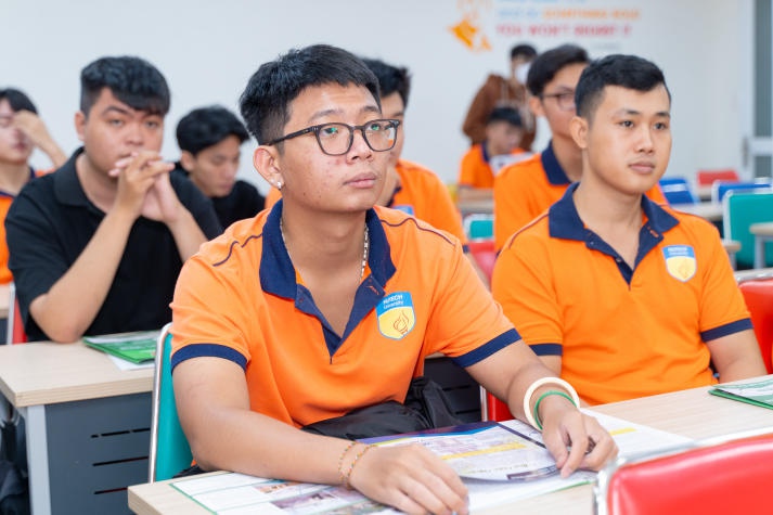 Sinh viên Khoa Xây dựng HUTECH tìm hiểu giải pháp chống thấm công nghệ Việt 98