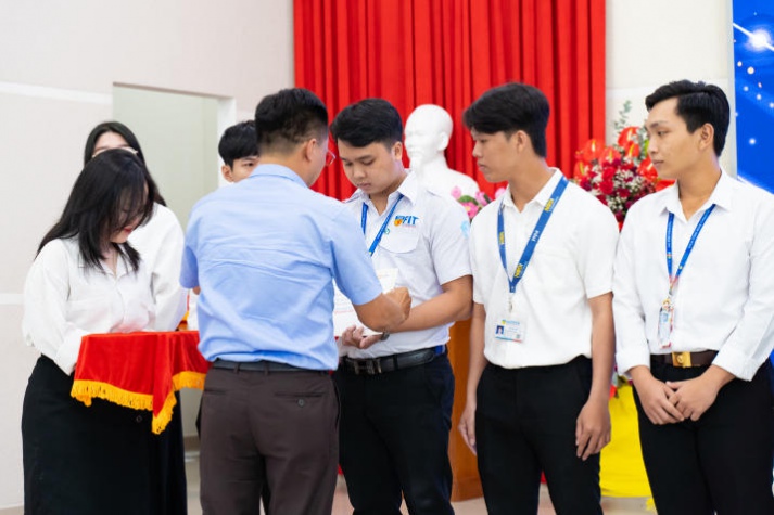 Khoa Công nghệ thông tin HUTECH tổng kết phong trào sinh viên và phát động phong trào năm học 2023-2024 118