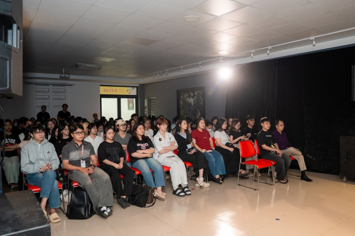 Sinh viên Quan hệ công chúng tiếp cận câu chuyện nghề từ ekip sản xuất “Tử chiến trên không” 41