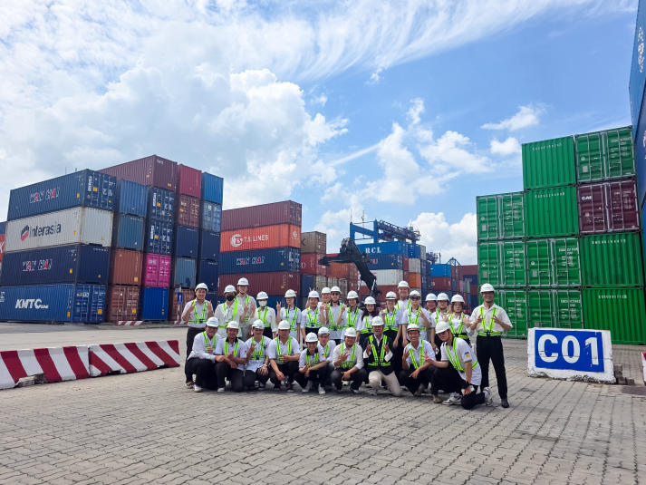 Sinh viên Viện Công nghệ Việt - Hàn tìm hiểu thực tế vận hành logistics tại Cảng Cát Lái 58