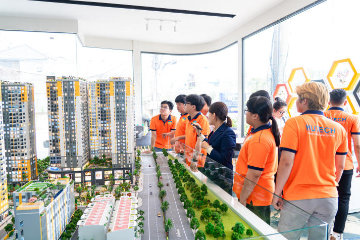 Sinh viên ngành Quản lý tài nguyên và môi trường khám phá mô hình phát triển bất động sản xanh tại BCONS 65