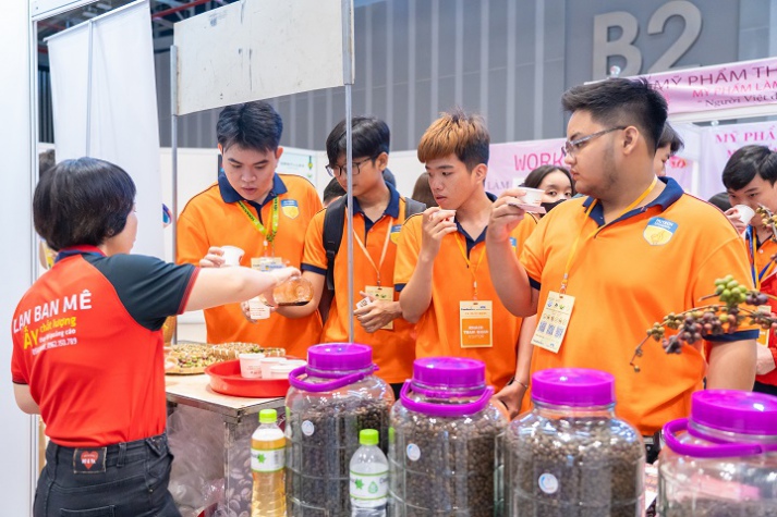 Tham quan VietNam FoodTech 2024, sinh viên Công nghệ thực phẩm cập nhật xu hướng tiến tiến trong ngành 77