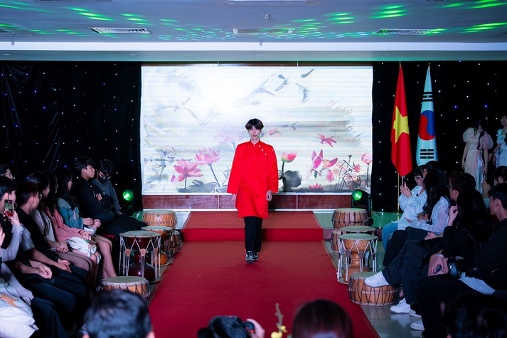 Sinh viên VKIT “xắn tay áo” tổ chức Fashion Show “Hồn Việt - Sắc Hàn” 63