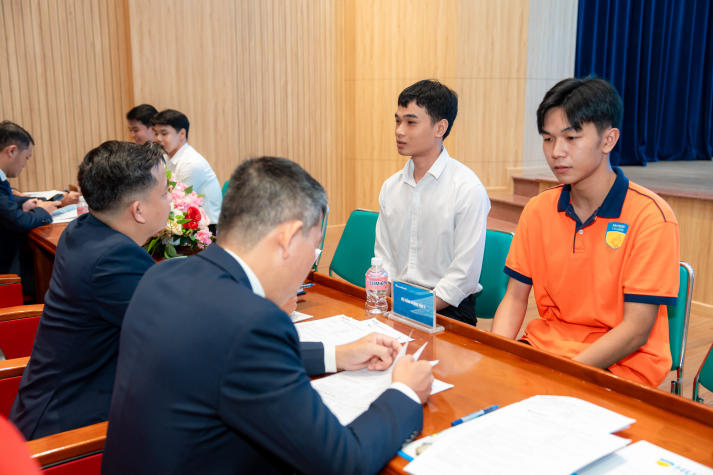 [Video] Hơn 300 sinh viên HUTECH “săn vé” thực tập tại Sacombank 80