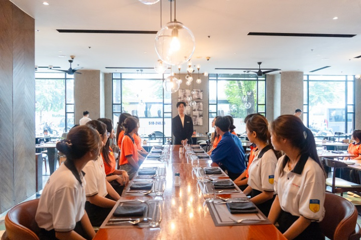 Tham quan Renaissance Riverside Hotel Saigon, sinh viên Quản trị khách sạn VKIT tìm hiểu cơ hội nghề nghiệp “5 sao” 45