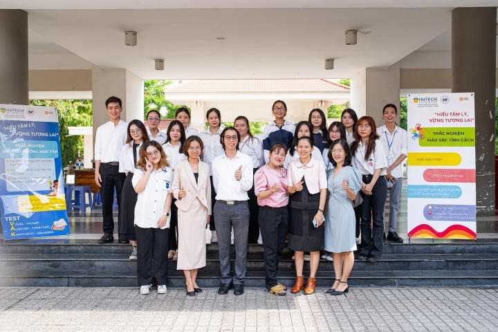Sinh viên Tâm lý học HUTECH chia sẻ về tâm lý chọn ngành đại học cùng học sinh trường THPT Nguyễn Hữu Thọ 5