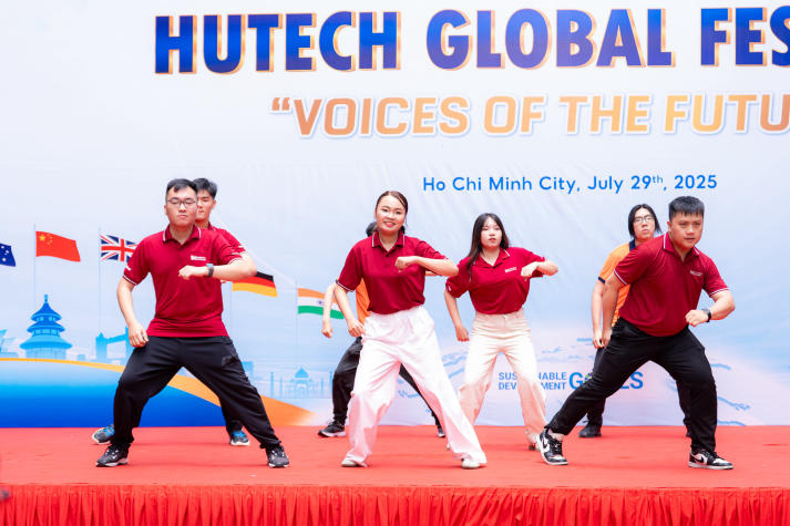 [Video] Sinh viên HUTECH “chạm” vào đa sắc văn hóa tại HUTECH Global Festival 2025 136