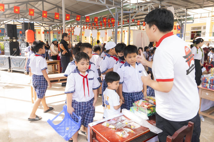 Chi bộ 17 mang “Trung thu cho em” ấm áp đến với thiếu nhi ở tỉnh Vĩnh Long 75