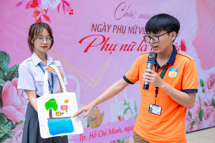 Sinh viên Khoa Marketing - Kinh doanh quốc tế thiết kế túi Tote tôn vinh nét đẹp người phụ nữ 71