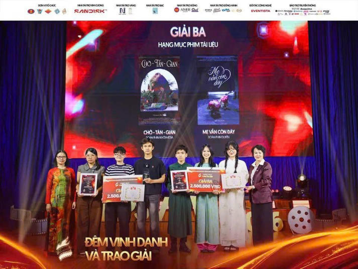 Sinh viên Truyền thông đa phương tiện đạt cú đúp giải thưởng tại Liên hoan phim Sinh viên Nhân văn 2026 44