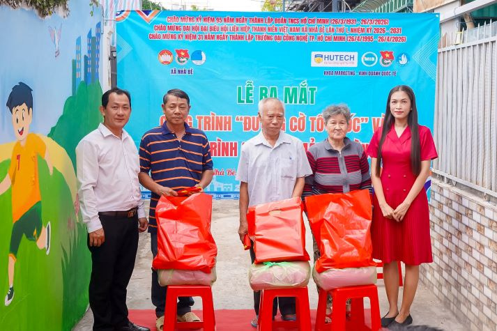 Sinh viên Khoa Marketing - Kinh doanh quốc tế thực hiện công trình “Đường cờ Tổ quốc”, lan tỏa tinh thần vì cộng đồng 102