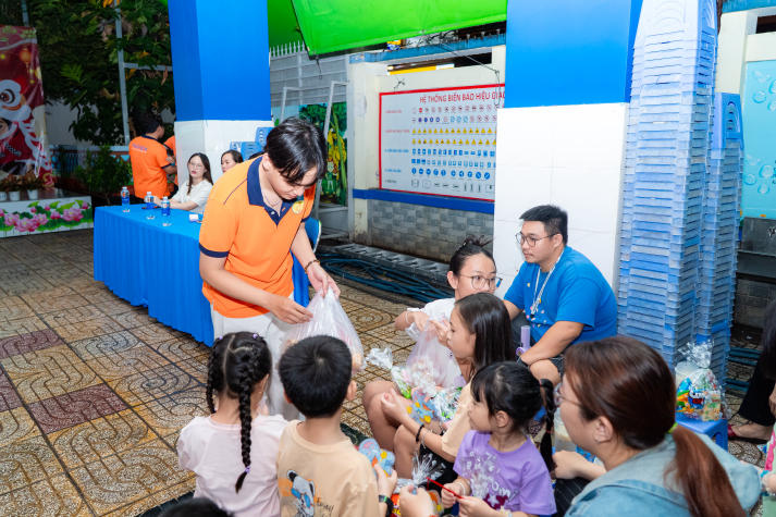 Sinh viên Khoa Thẩm mỹ và Khoa học sự sống tự tay đem “vầng trăng yêu thương” đến thiếu nhi phường Xóm Chiếu 64