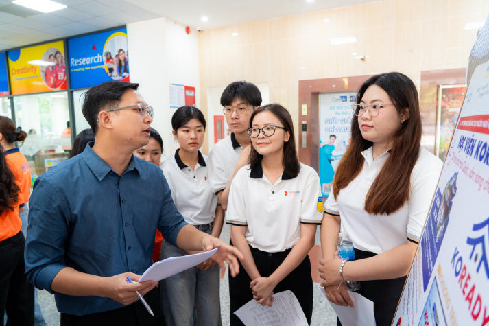 Sinh viên VKIT Khóa 21 trình làng loạt ý tưởng sáng tạo tại Triển lãm Poster 65