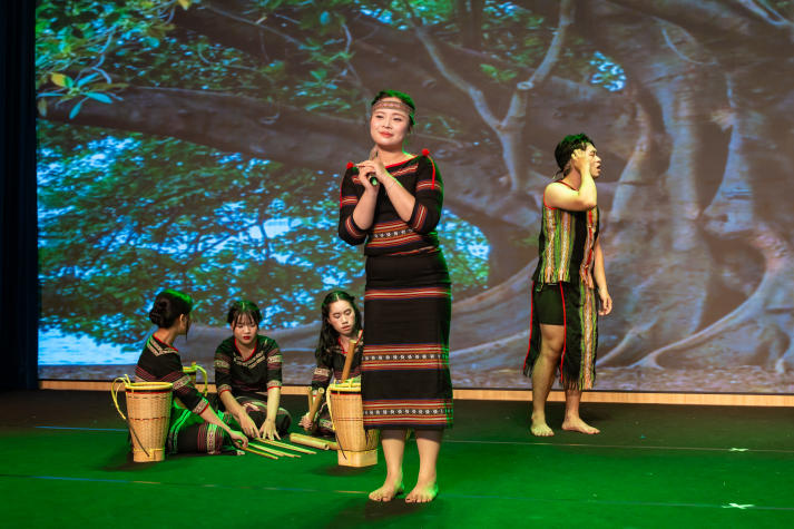 Sinh viên HUTECH thắp sáng niềm tự hào Việt qua chuỗi đồ án nghệ thuật hoành tráng 288