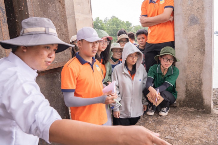 Sinh viên ngành Quản lý tài nguyên và môi trường khám phá rừng phòng hộ và hệ thống cống đập Ba Lai (Bến Tre) 127