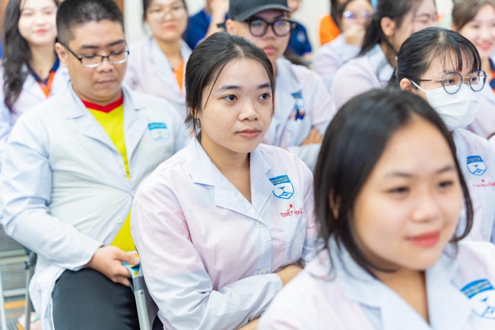 Sinh viên Khoa Dược HUTECH tìm hiểu nghề tại FPT Long Châu 58