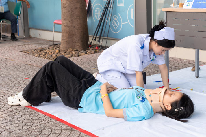 “Chạy trạm” cấp cứu, sinh viên Khoa Điều dưỡng - Kỹ thuật y học luyện bản lĩnh xử trí tình huống y khoa 55