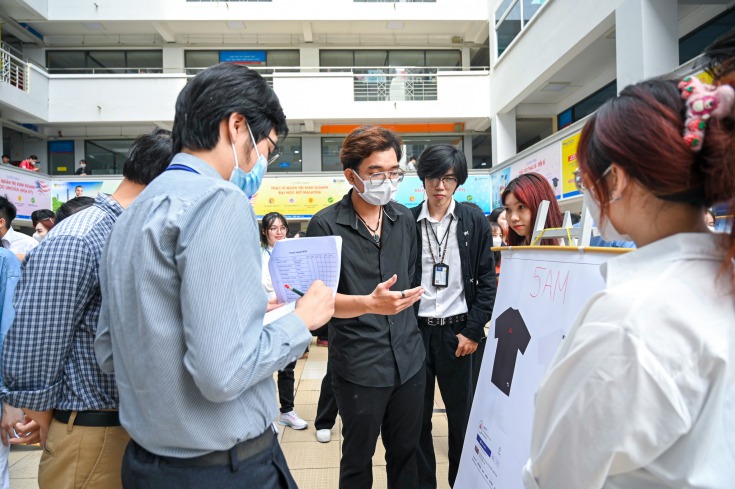 Buổi Triển lãm poster học phần English for Marketing với các poster trình bày sản phẩm do sinh viên Khóa 2019 thực hiện HUTECH 2
