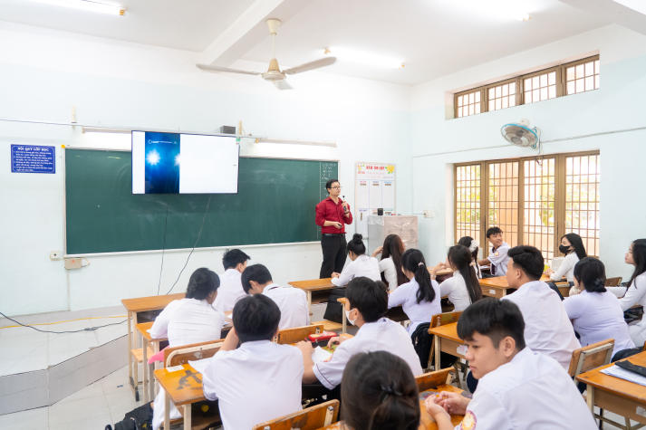 Sinh viên Tâm lý học lan tỏa thông điệp sức khỏe tinh thần đến học sinh THPT Tân Túc 32