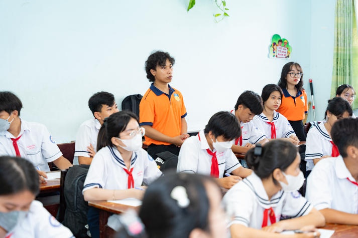 Sinh viên ngành Tâm lý học HUTECH về Cần Thơ trò chuyện cùng teen Trường THCS Thới Long 53