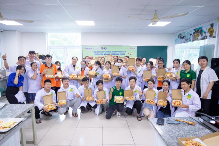 Sinh viên ngành Viện Khoa học Ứng dụng HUTECH trổ tài làm pizza mừng ngày Phụ nữ Việt Nam 84