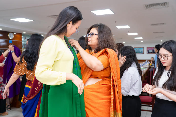 HUTECH faculty and staff explore Bhagavad Gita leadership philosophy and traditional Indian culture 96