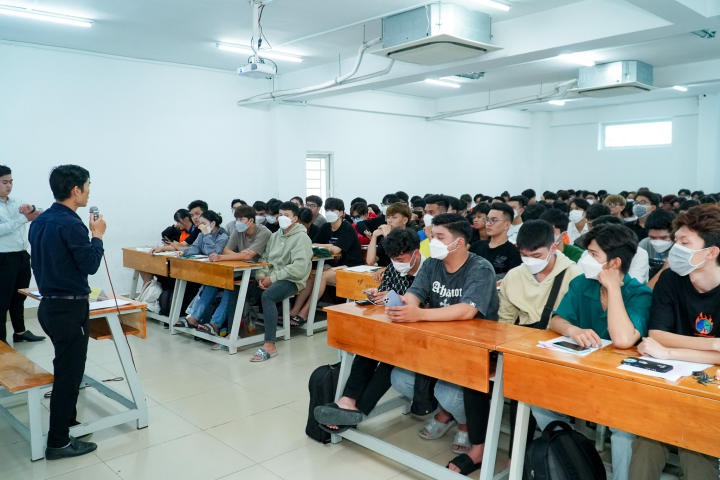 Các bạn sinh viên hào hứng nghe quy chế cuộc thi HUTECH 2
