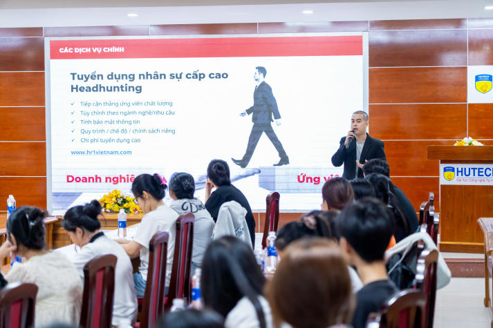 Sinh viên Khoa Quản trị kinh doanh học kỹ năng tuyển dụng cùng Công ty TNHH HR1 Vietnam Holdings trước kỳ thực tập 81