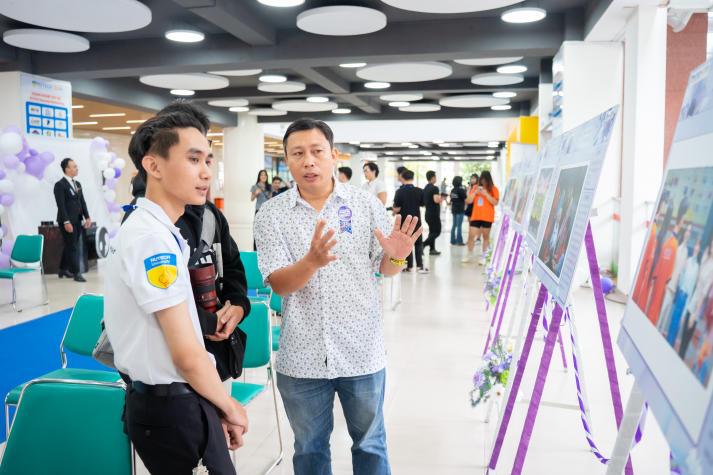 Sinh viên Khoa Quản trị kinh doanh giành giải Quán quân HUTECH Photo Contest “Beloved Teacher 2025” 53