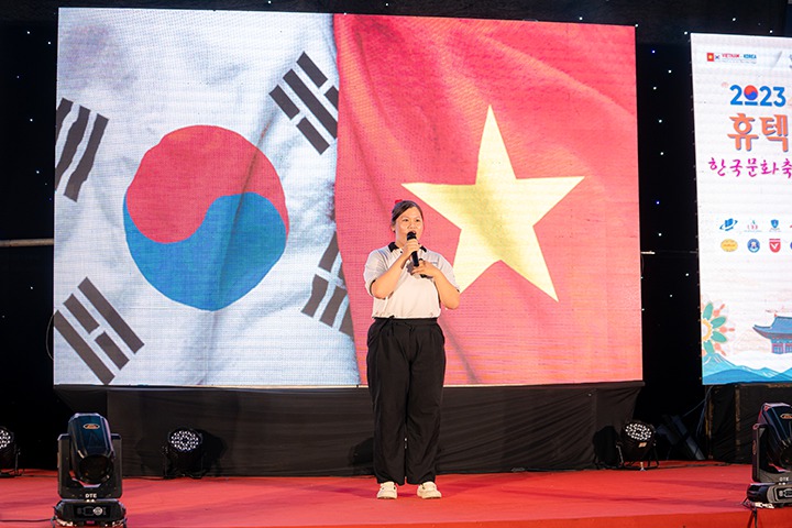 Sinh viên rủ nhau “vi vu” xứ sở kim chi ngay tại HUTECH trong Lễ hội Văn hóa Hàn Quốc 2023 193