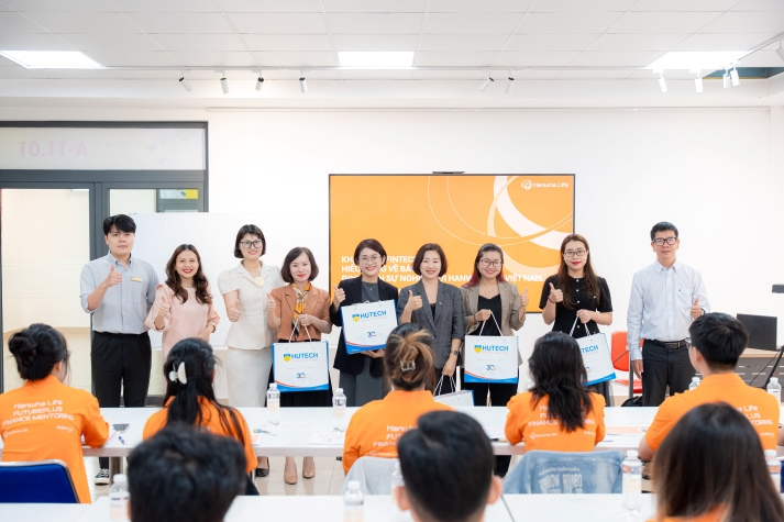 [Video] Sinh viên HUTECH tìm hiểu kiến thức ngành công nghệ tài chính cùng chuyên gia Hanwha Life 23