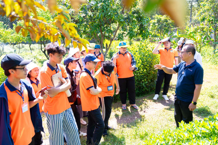 [Ảnh] Sinh viên HUTECH khám phá mô hình kinh tế sức khỏe bền vững qua hành trình thực tế 131