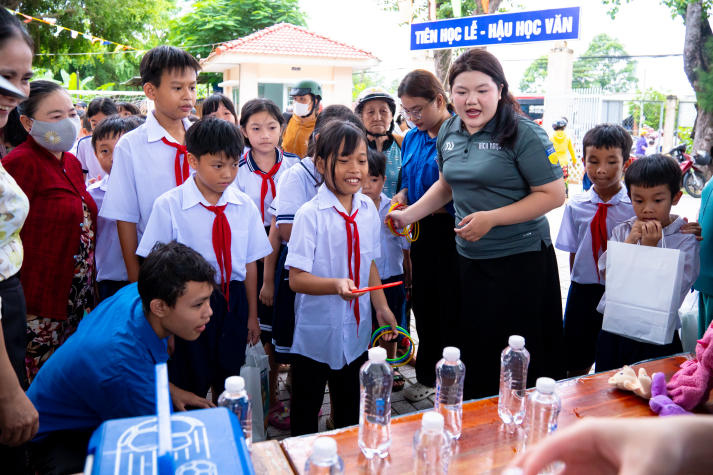 Sinh viên Marketing - Kinh doanh quốc tế viết nên mùa trăng sẻ chia tại Tây Ninh 86