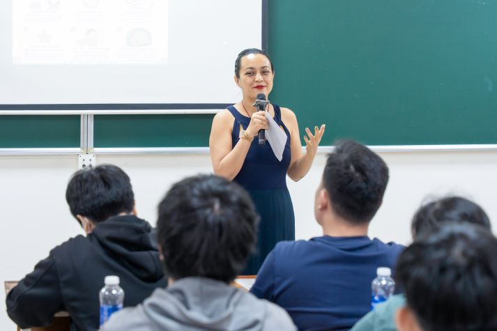 "Cha mẹ đồng hành cùng con" - HUTECH cùng Quỹ S-Seeds lan tỏa giá trị đồng hành từ gia đình 59