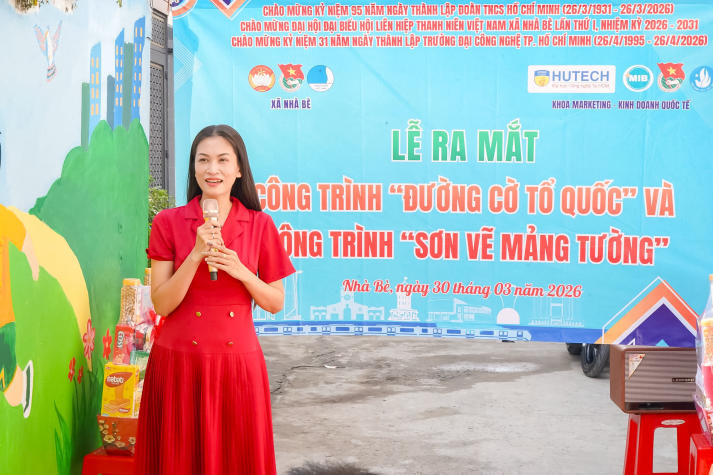 Sinh viên Khoa Marketing - Kinh doanh quốc tế thực hiện công trình “Đường cờ Tổ quốc”, lan tỏa tinh thần vì cộng đồng 90