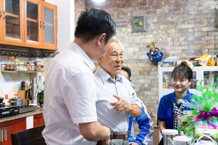 Mùa hè xanh HUTECH 2025: Gặp gỡ gia đình có công với cách mạng và xây dựng không gian sống an toàn - sạch - đẹp 42