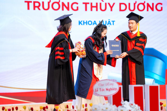 “Chủ động thích nghi, không ngừng làm mới chính mình và hãy tiếp tục mơ những giấc mơ lớn!” 34