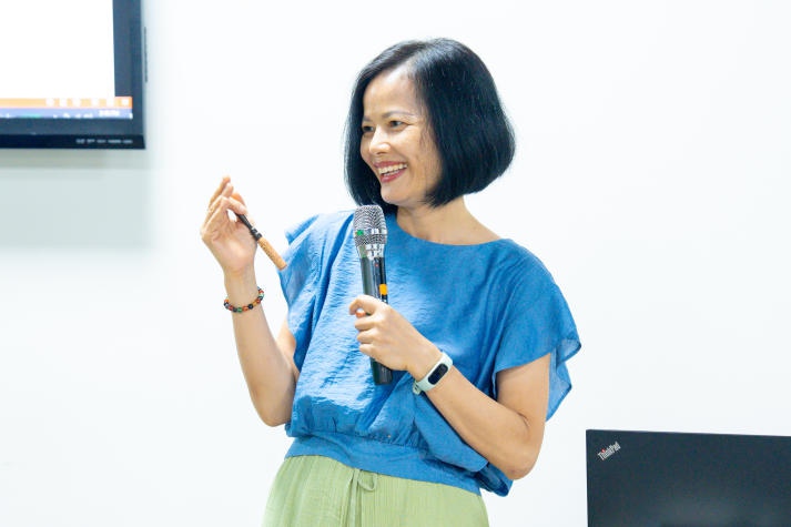 Sinh viên Khoa Truyền thông & Thiết kế học cách kiểm soát stress bằng Yoga cùng chuyên gia 18