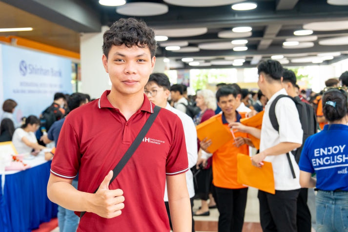 [Video] Sinh viên hào hứng “săn” hơn 1.500 đầu việc hấp dẫn tại “HUTECH International Job Fair 2024” 76