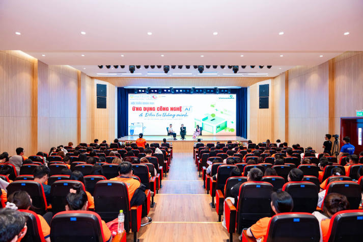 Sinh viên Khoa Tài chính - Thương mại khám phá AI trong đầu tư hiện đại cùng chuyên gia Vietcombank 90