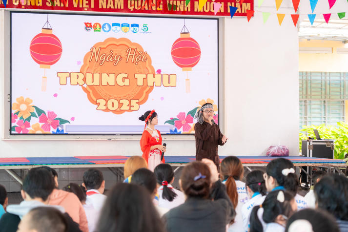 “Trung thu yêu thương 2025”: Sinh viên HUTECH kết nối trái tim, sẻ chia niềm vui cùng trẻ em Bình Thạnh 49