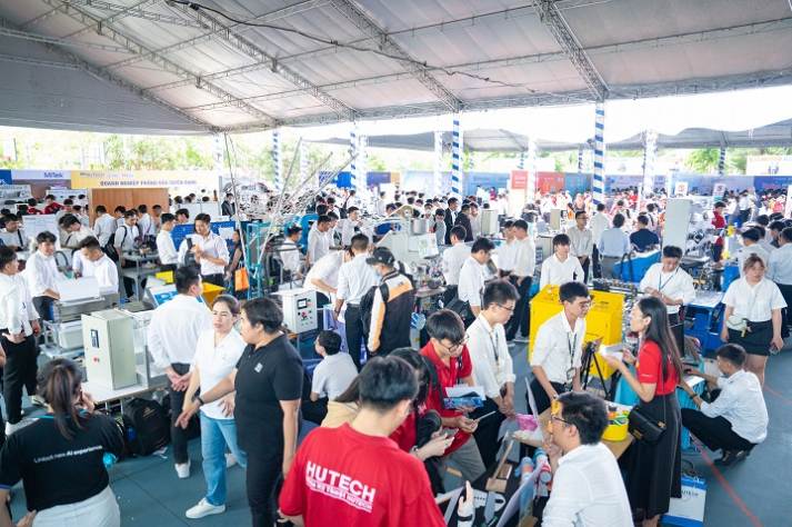 NGÀY HỘI TRIỂN LÃM VÀ TUYỂN DỤNG HUTECH TECHSHOW 2025 36