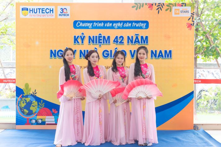 [Ảnh] HUTECH rộn ràng với loạt tiết mục văn nghệ đặc sắc chào mừng ngày Nhà giáo Việt Nam 20/11 159