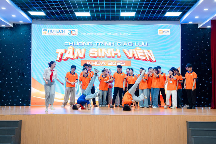 [Ảnh] Chương trình giao lưu “siêu nhiệt” của sinh viên Khoa Quản trị Du lịch - Nhà hàng - Khách sạn 59