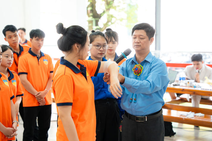 Từ quản trò đến điều phối hoạt động: Ban cán sự HUTECH “lên level” tại chuyên đề kỹ năng 100