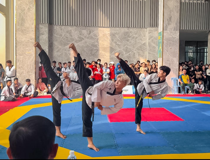 Đoàn vận động viên CLB Taekwondo HUTECH gặt “mưa” huy chương tại Giải đấu “Cup Taekwondo Trường Đại học Văn Hiến mở rộng lần thứ 8” 59