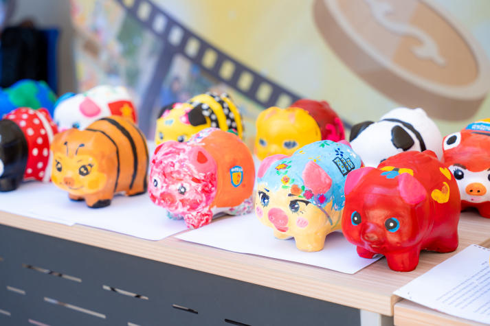 Sinh viên Khoa Tài chính - Thương mại lan tỏa tinh thần sẻ chia qua phong trào nuôi heo đất 81