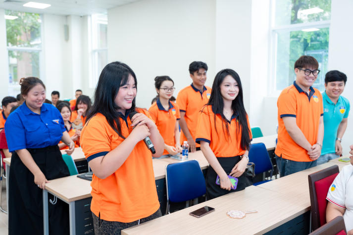 Ban cán sự lớp HUTECH học kỹ năng kết nối tập thể bằng lắng nghe và thấu cảm 44