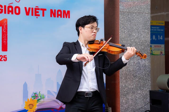 Thanh âm biết ơn: Sân trường HUTECH rộn ràng sắc màu 20/11 10