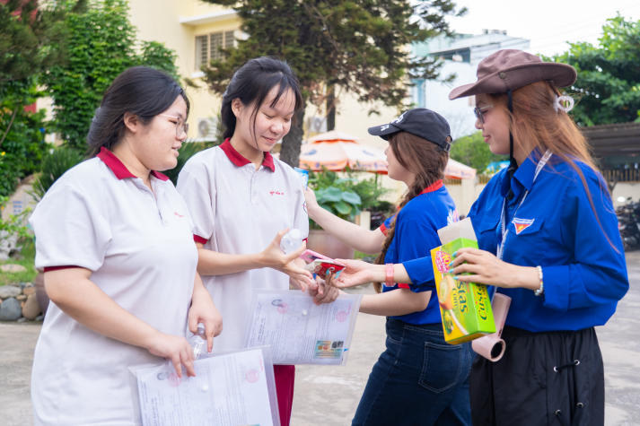 Tuổi trẻ HUTECH tiếp sức sĩ tử 2k8 trong ngày thi tốt nghiệp THPT 2026 36